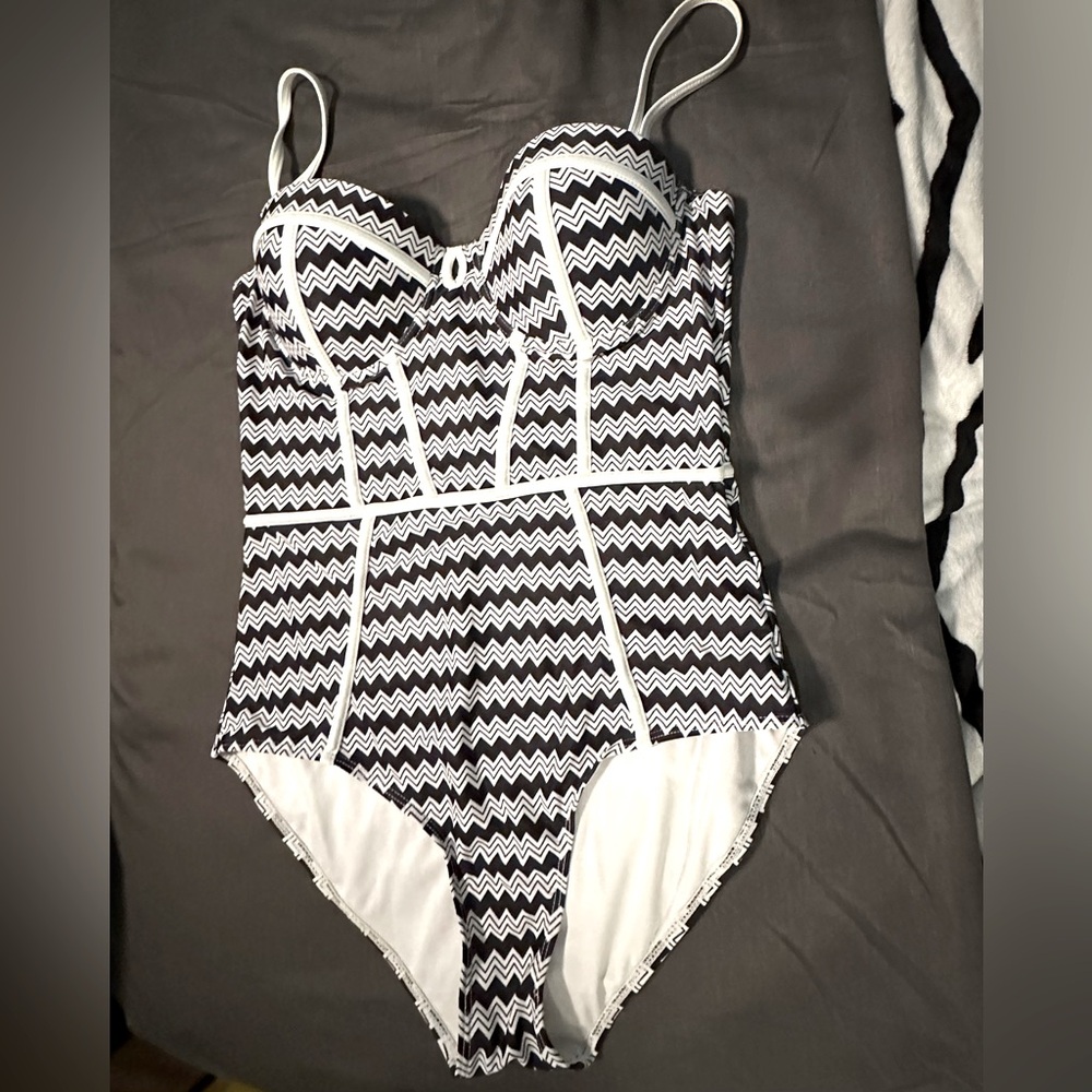 L-XL.        36-38/ C
Swim suit 
Julia Swim/ new no tags